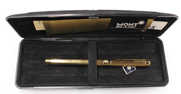 Gold plated fountain pen: Montblanc Noblesse style fountain pen, gold plated, nib (stamped ''750'', ''18K/ct''). Under clip (stamped ''Mont Blanc'', ''Germany''). Having a case, booklets and box