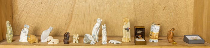 A lot of fifteen Zuni amber, shell or bone carvings of various animals