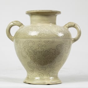 Chinese Dingyao style engraved vase with handles