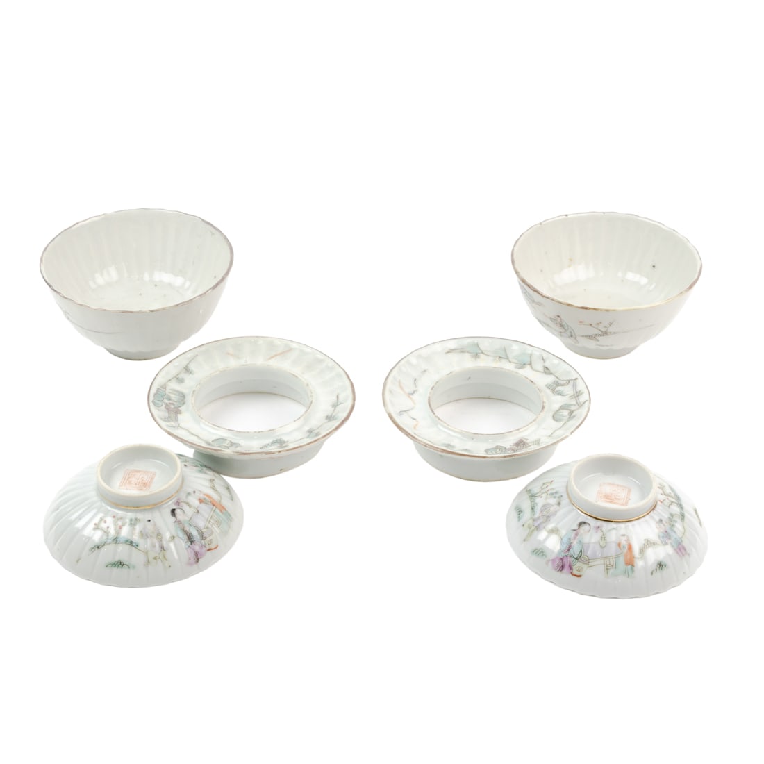 Pair of Chinese famille rose bowls with covers and stands (1 of 5)