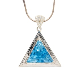 A topaz and silver pendant necklace
