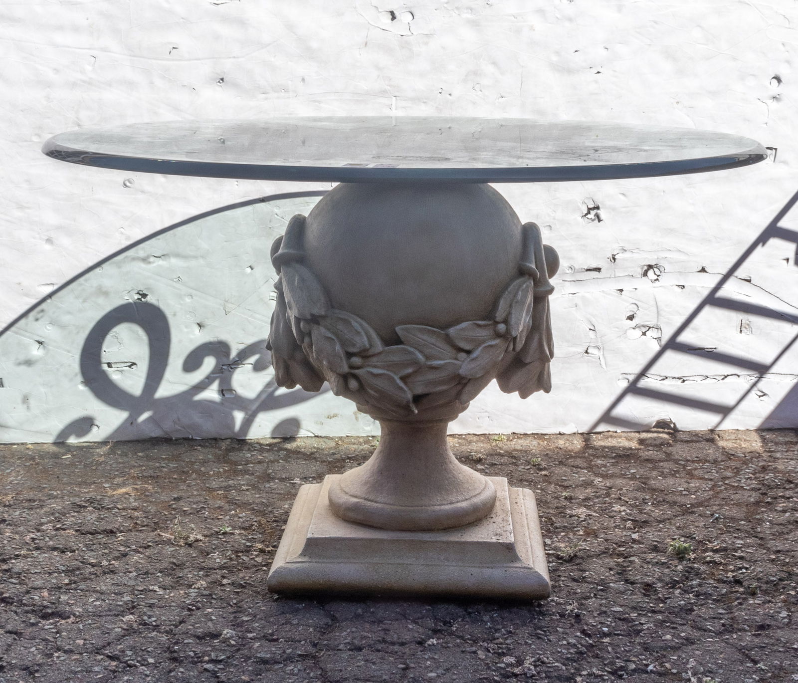 A Classical style round outdoor pedestal table (1 of 1)