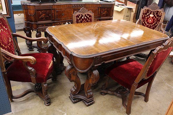 Renaissance style dining suite: (lot of 6) American carved mahogany dining suite executed in the Renaissance taste, the table having a shaped top above a conforming apron accented with raised burl panels and marquetry reserves, risi