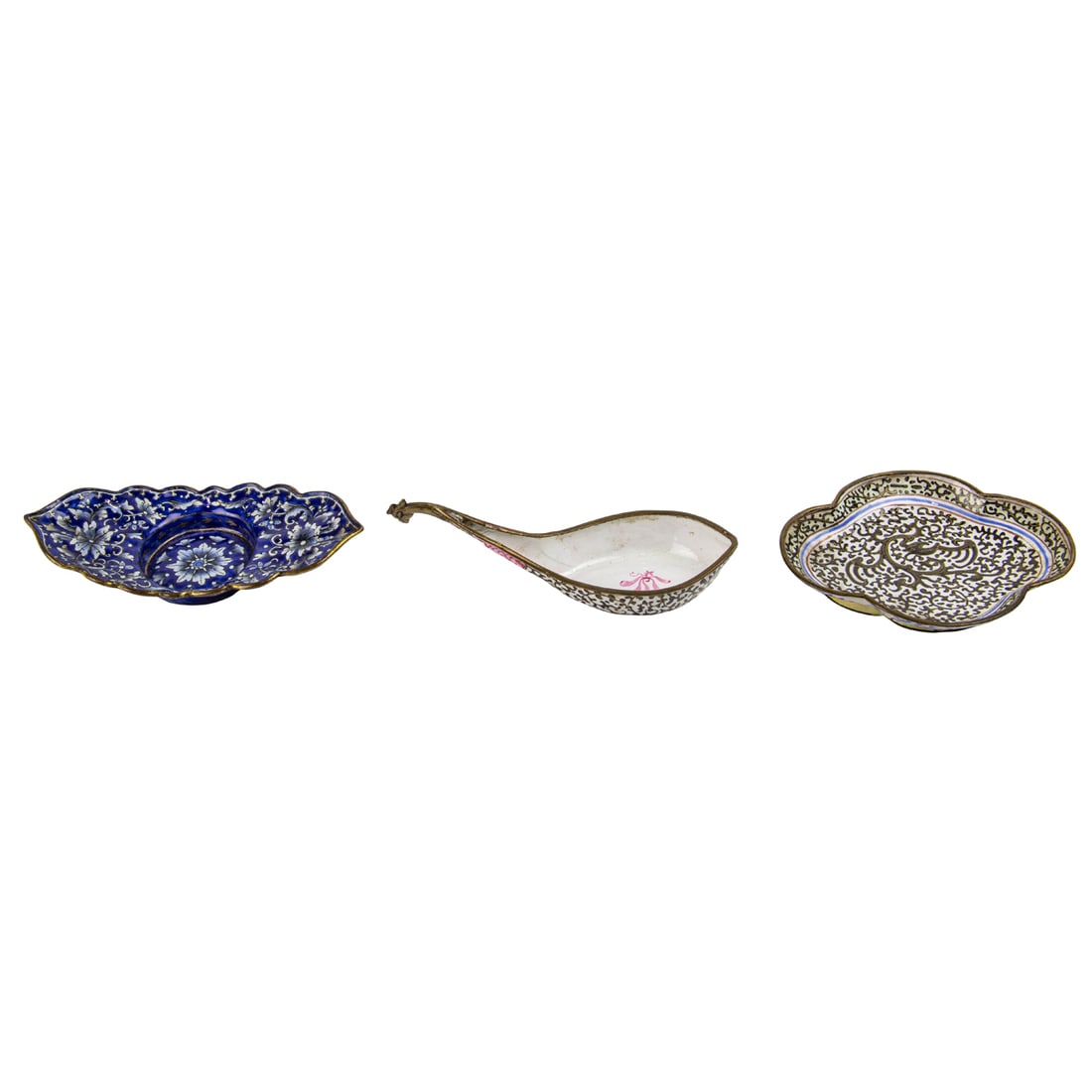 Group of Chinese painted enamel objects: Group of Chinese painted enamel objects. Consisting spoons and saucer dishes, Late 19th/Early 20th Century, from 3.875" to 4.625" wide.