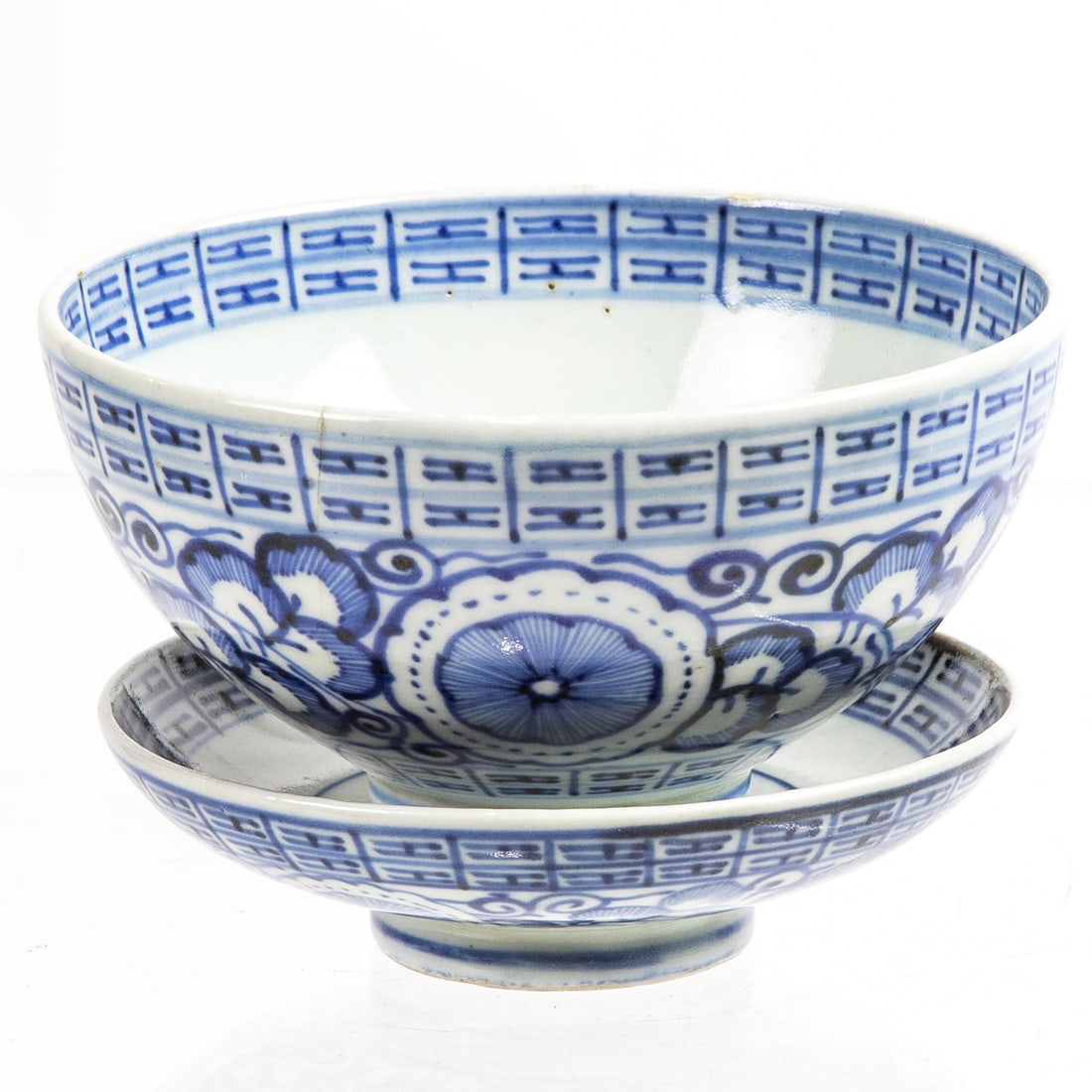 Chinese blue and white bowl with lid: Chinese blue and white bowl with lid. Late 1700s 4.25' across. Provenance: Property of the Mitsui (Koishikawa) family, a prominent Japanese zaibatsu (conglomerate) since the Meiji period.