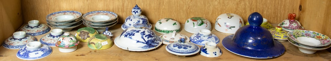 Shelf of Chinese decorative articles (1 of 1)