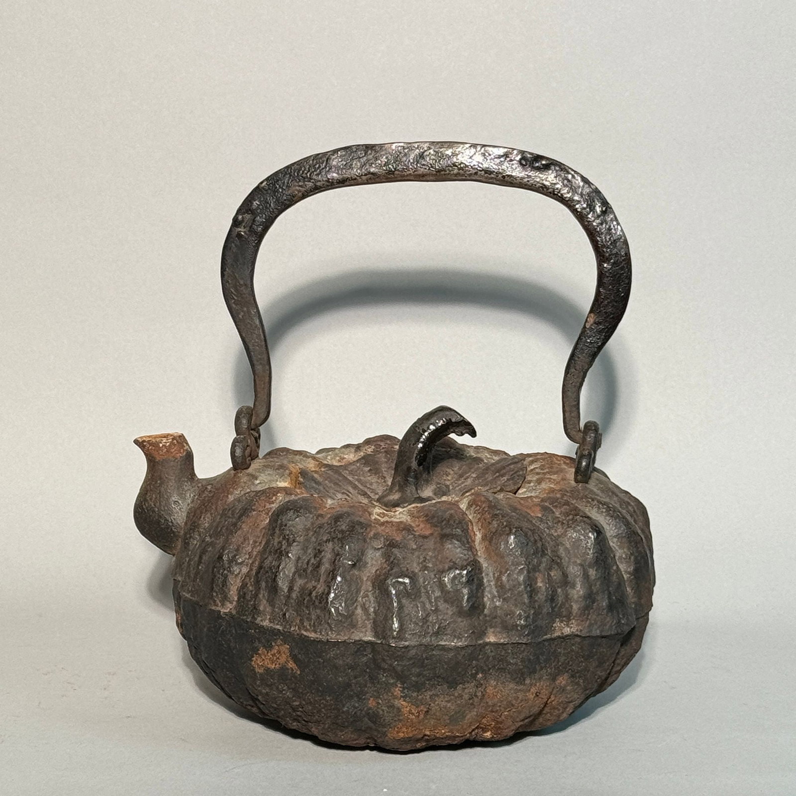 Japanese Iron Teapot of Pumpkin Shape, Meiji Period: Japanese Meiji period iron teapot of pumpkin shape. 8.25"h x 8"w (20.96 x 20.32 cm) NOTE: THIS ITEM IS IN OUR NEW YORK WAREHOUSE WHERE WE OFFER IN-HOUSE SHIPPING.