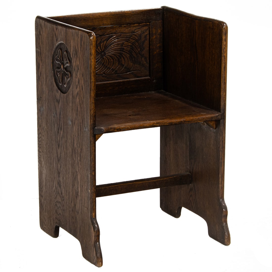 An American carved oak hall chair: An American carved oak hall chair, 30"h x 19.5"w x 18.5"d