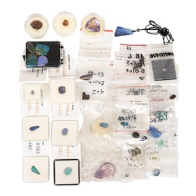 A tray of assorted gemstones