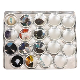 A tray of assorted gemstones