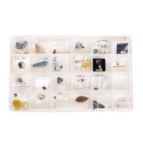 A tray of assorted gemstones
