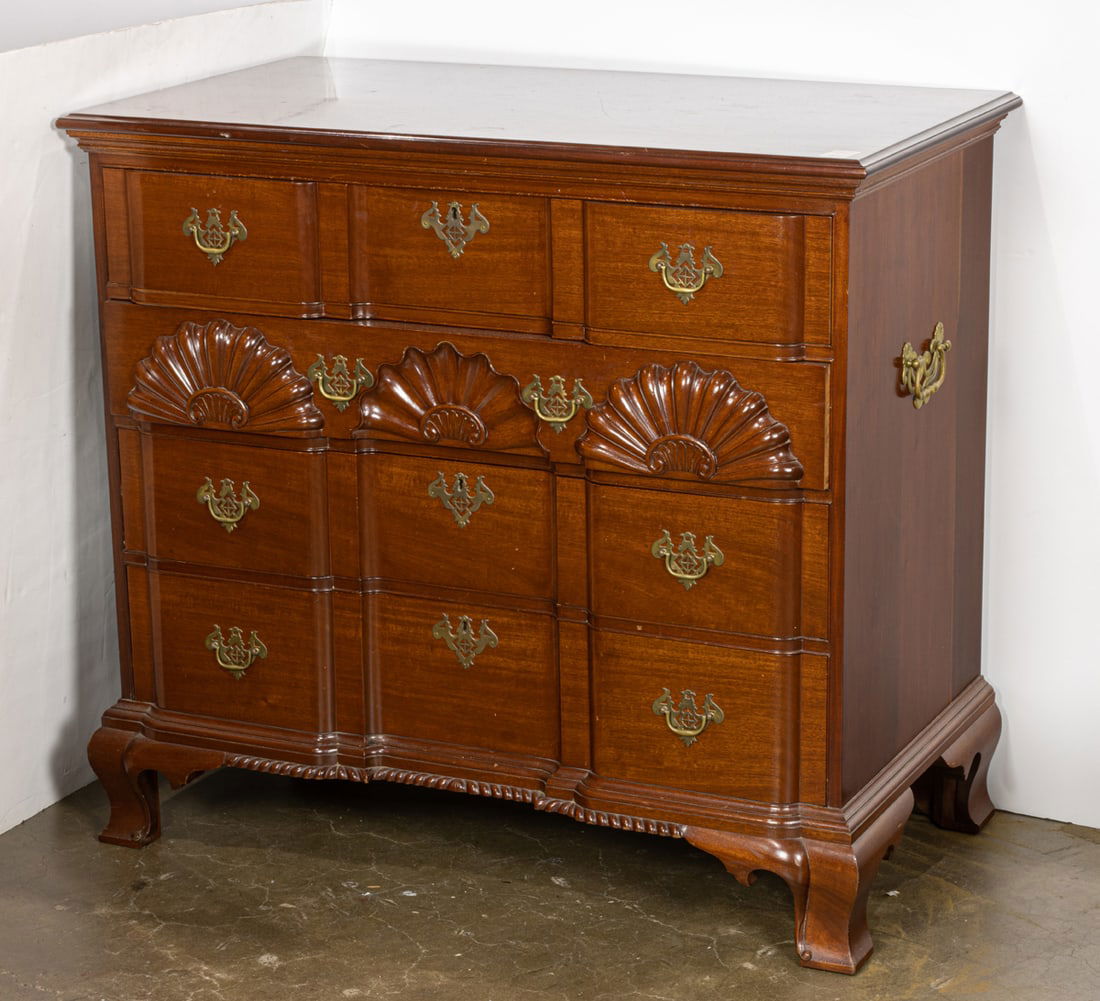 A Federal style walnut chest of drawers (1 of 1)