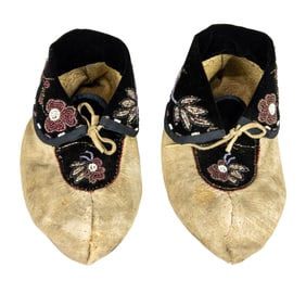 A Pair Native American beaded moccasins, 3"x 9"x 4"