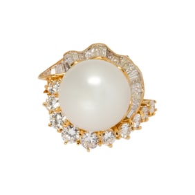A South Sea cultured pearl, diamond and 18k gold ring