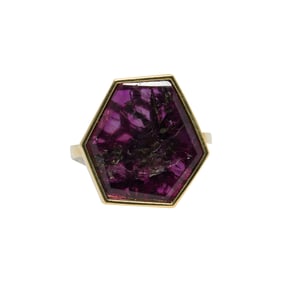 A pink sapphire and 18k gold sapphire ring