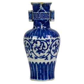 A Chinese blue and white arrow vase