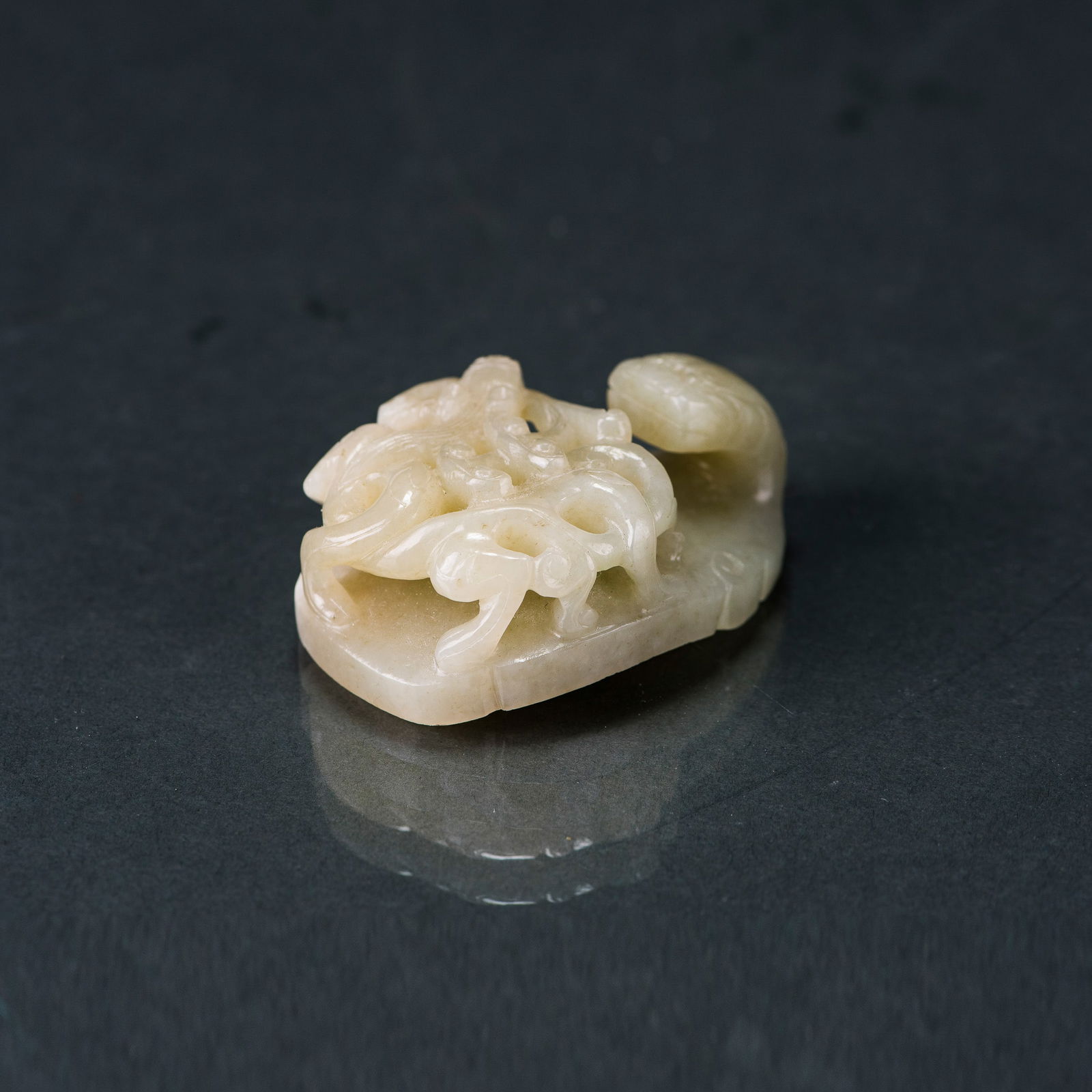 Chinese Jade 'Dragon' Belt Buckle (1 of 4)