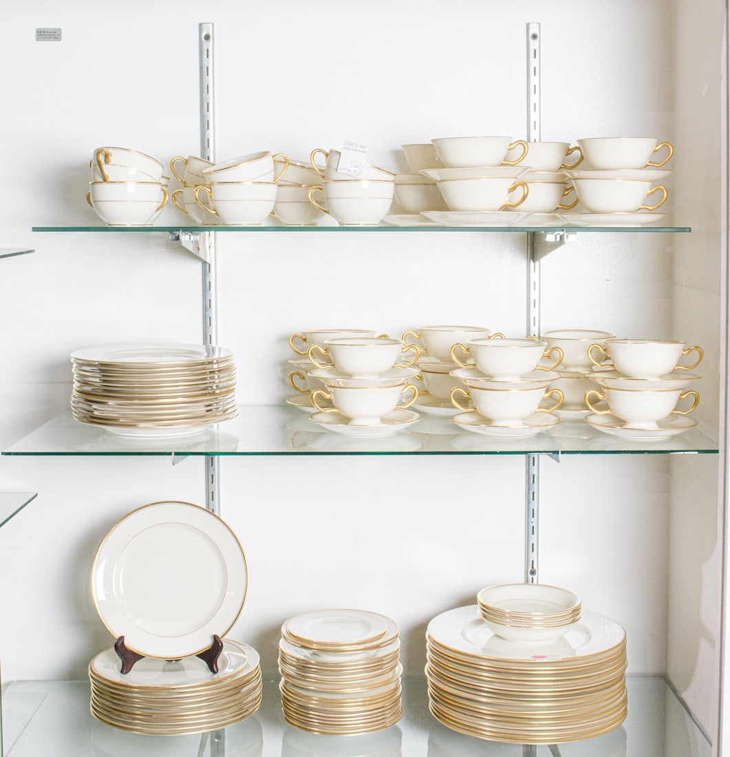 A Lenox porcelain dinner service with gilt rims, pattern T.17 (1 of 1)