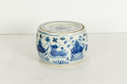 A Chinese blue and white covered jars