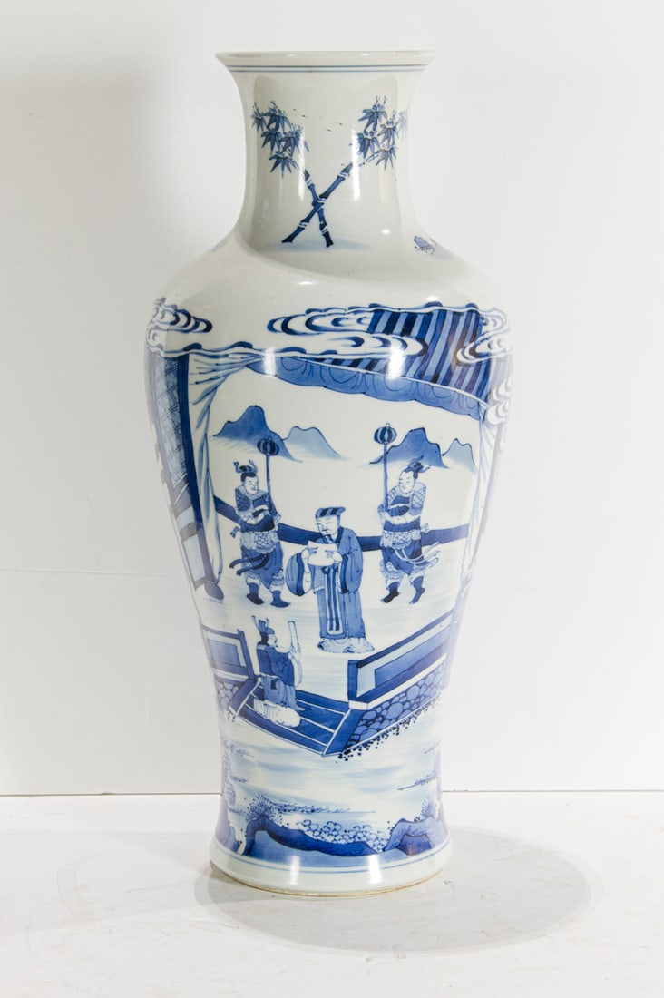 A Chinese blue and white vase (1 of 4)