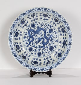 A Chinese blue and white foliate charger