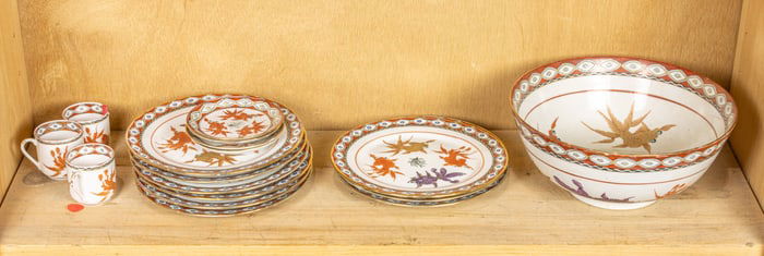 A shelf of Chinese 'goldfish' porcelain articles