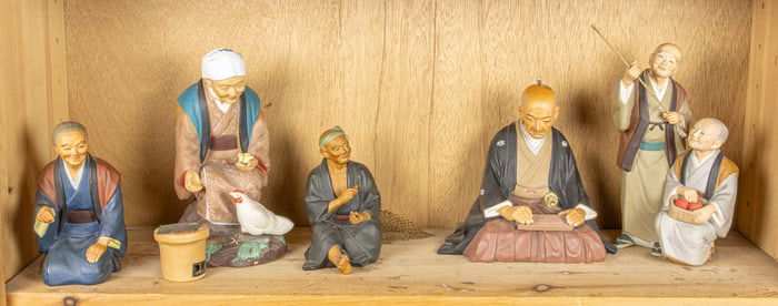 A shelf of Japanese Hakata dolls