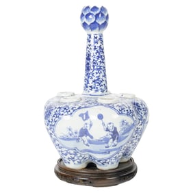 A Chinese blue and white tulip vase