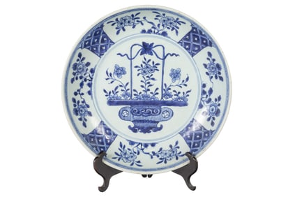 A Chinese export blue and white charger