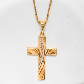 A 18k gold cross pendant necklace
