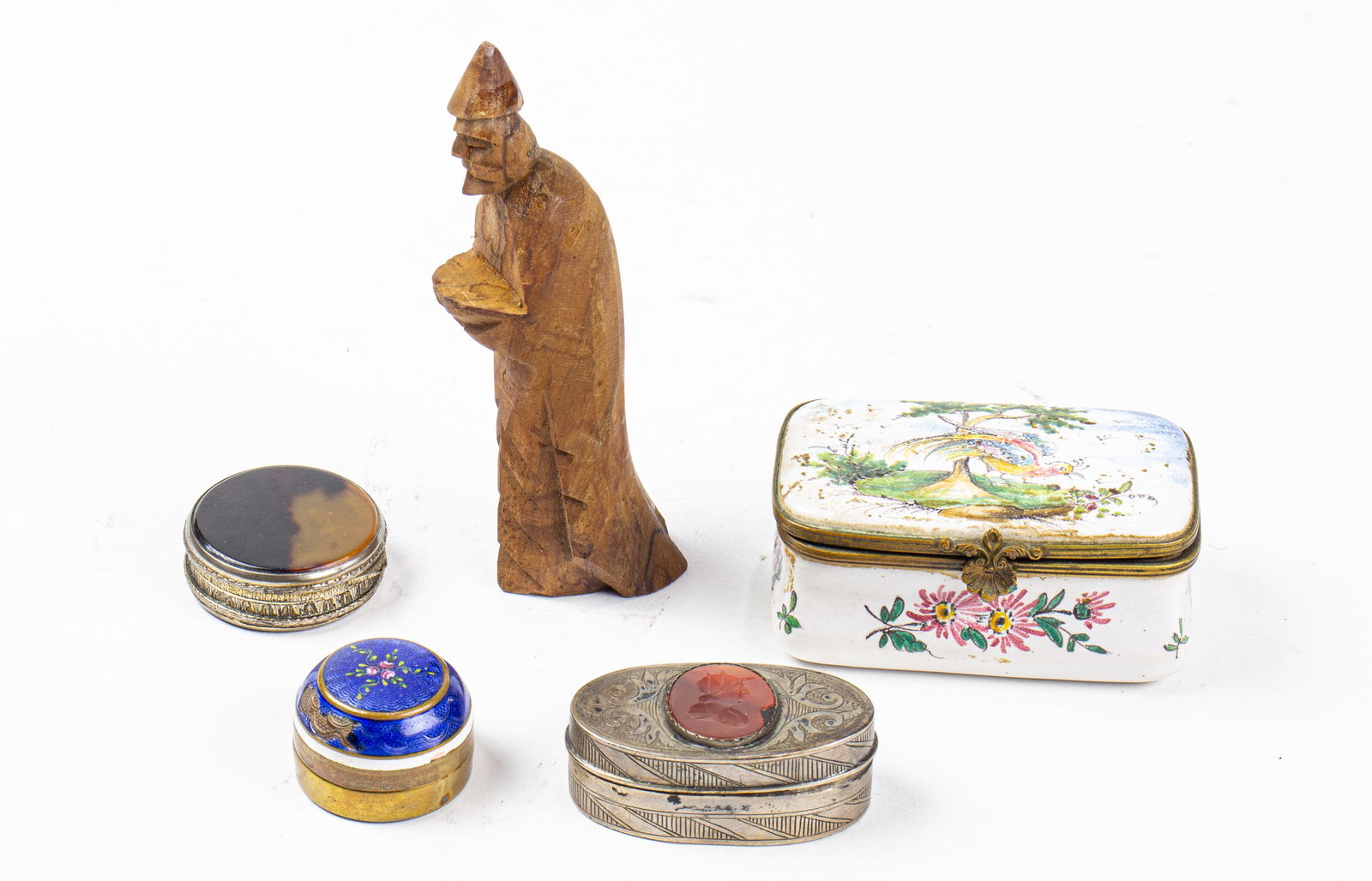 Four European snuff or pill boxes: Four European snuff or pill boxes, 19th/20th century, comprising French enamel snuff box, 3"l; Italian 800 silver gilt and shell box, 1.5"dia; German guilloche enamel box; intaglio mounted silver box,