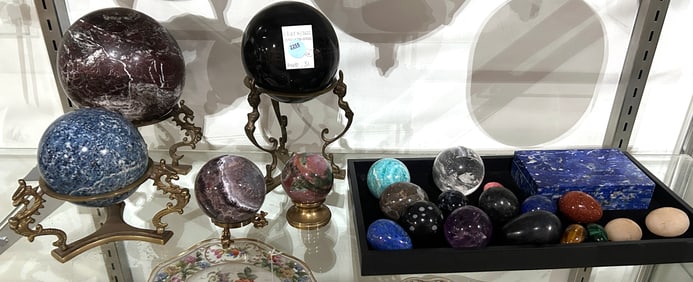 A group of sixteen mainly specimen stone orbs and eggs