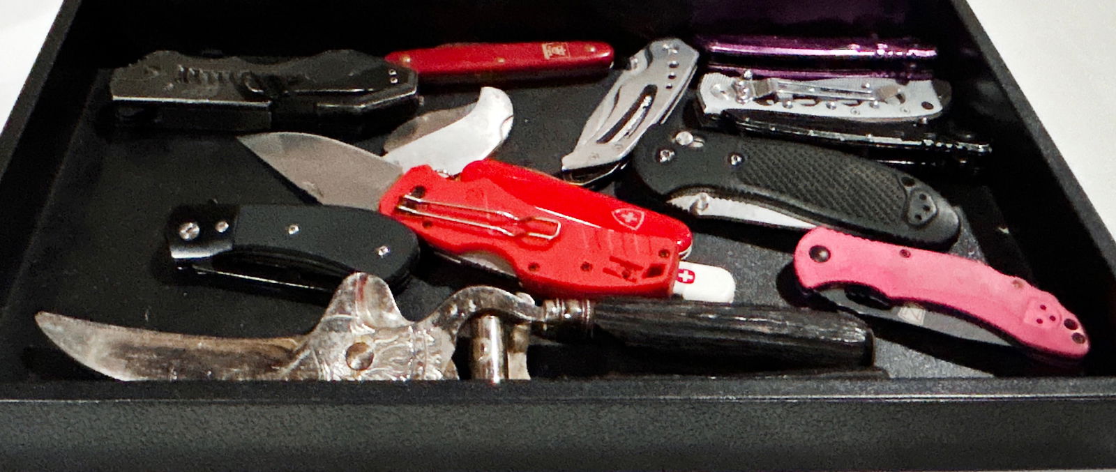 Lot of 13 knives including brands Benchmade, Smith and Wesson, Barber Elite, and Swiss Army: Lot of 13 knives including brands Benchmade, Smith and Wesson, Barber Elite, and Swiss Army.