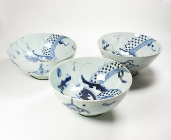 (lot of 3) Chinese export blue and white 'dragon' bowls