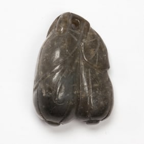 A Chinese mottled jade fruit toggle