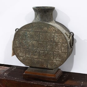 A Chinese archaistic bronze vessel