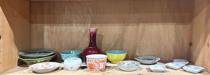 A shelf of Chinese porcelain objects
