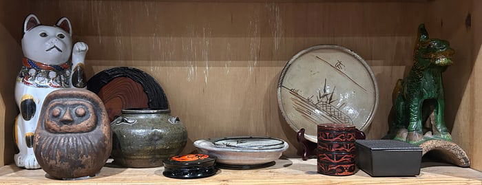 A shelf of Japanese and Chinese decorative objects