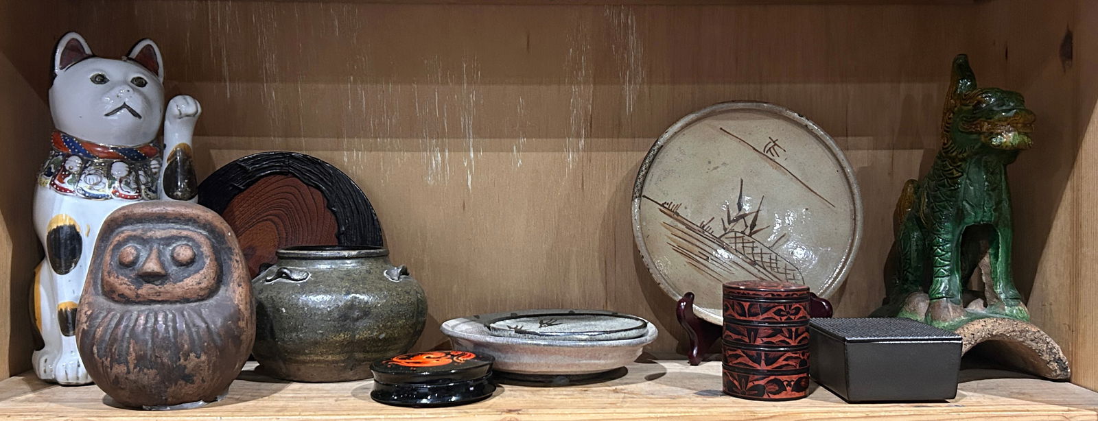 A shelf of Japanese and Chinese decorative objects: A shelf of Japanese and Chinese decorative objects.