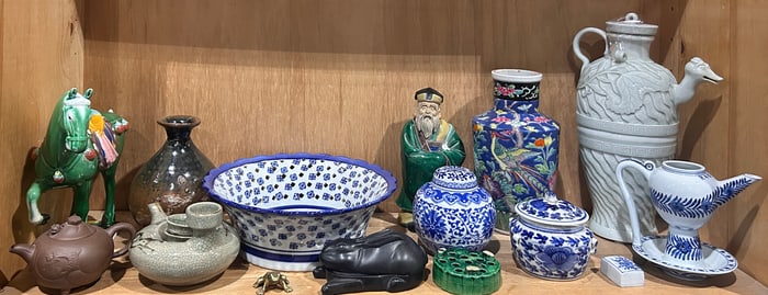 A shelf of Chinese porcelain articles