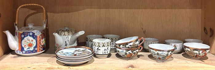 A shelf of Japanese porcelain articles