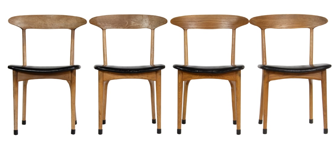 A set of four Mid-Century Modern oak dining chairs: A set of four Mid-Century Modern oak dining chairs, each with black upholstered seat, 13"w x 19"w x 17.5"h