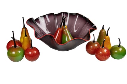 Thirteen Richard 'Dick' Huss art glass pieces of fruit and a matching fruit bowl
