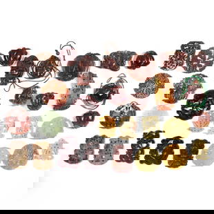 A large group of jade carvings: A large group of jade carvingscomprising 32 carved agate, hardstone or jade items; 777.19 gross grams