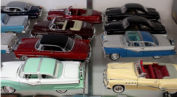 Associated group die-cast metal and plastic model cars: (lot of 20) Associated group of die-cast metal model cars with plastic bases including 1956 Ford Fairlane Crown Victoria, 1949 Mercury, 1949 Buick Roadmaster, etc., each 1:32 scale