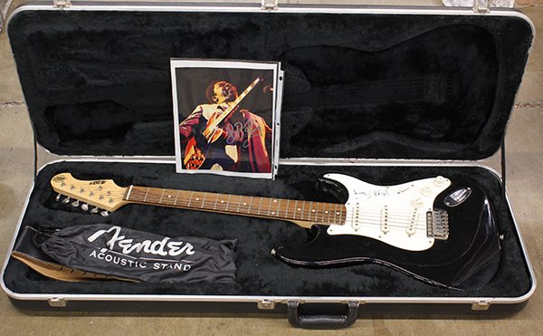 B.B. King signed S101 electric guitar in case: B.B. King signed S101 electric guitar in case, together with a signed print and a Fender stand, guitar and contents in a Fender case