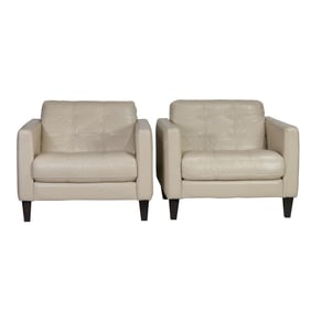 A pair of Contemporary Italian cream leather upholstered lounge chairs