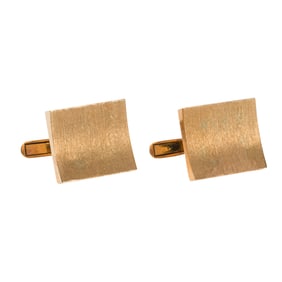 A pair of 14k gold cufflinks