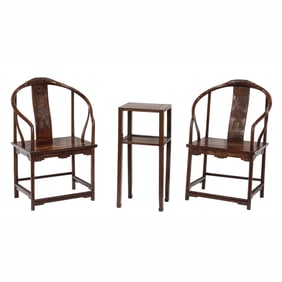 A pair of Chinese huanghuali horseshoe-back armchairs and a side table