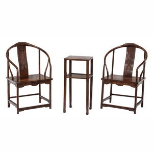 A pair of Chinese huanghuali horseshoe-back armchairs and a side table